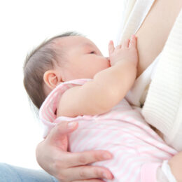 母乳育児　授乳姿勢を安定させる